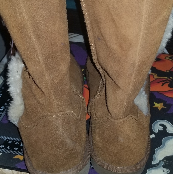 BOOTS - Picture 4 of 8